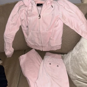 Juicy Couture  - Ljusrosa mjuksisdress från märket Juicy Couture i storlek S. Säljer endast hela setet! (Använt några fåtal gånger) (bra skick och felfri)