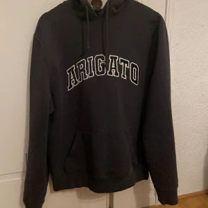 Arigato hoddie - Säljer min Axel Arigato hoddie då den inte kommer till användning. Väldigt bra skick förutom att det finns två fläckar inne i luvan, därav priset. Fläckarna syns inte när man har på sig hoddien. Mitt pris 399, nypris 1700. Pris kan diskuteras