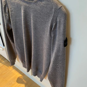 Stone island - Hej! Säljer min Stone island tröja nu. Storleken är S-M, jag har det och den sitter perfekt på mig. Den är 100% bomull så den värmer bra. Fraktar gärna. Finns och hämta i Bollebygd annars!