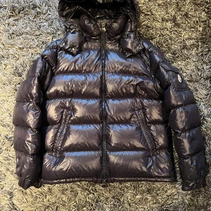 Moncler maya - Size 4 Skick 9/10 Pris 7999kr