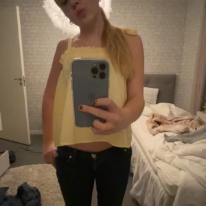 Super söt gul topp - As gulligt gult linne, pris kan alltid diskuteras. Postar så fort som möjligt!!💗💗