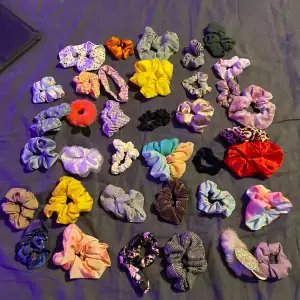 Massa scrunchies i alla olika färger. 200 kr för alla eller en för 5 kr, 2 för 10, 3 för 15 osv.