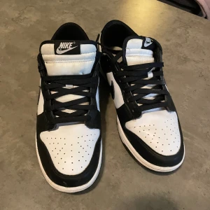 Nike Dunk Panda - Säljer mina dunk panda knappt använda köpte men känner att dom är för små i tårna för mig