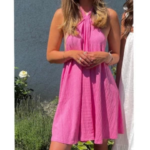 Rosa klänning  - Säljer denna rosa klänning från hm i M, den är i fint skick och säljes för 120kr+frakt🌸