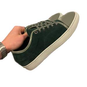 Tja säljer nu dessa riktigt snygga Lanvin skor i mörk grön mocha med grå captoe. Skorna är i storlek 42 och är i 9/10 skick. Endast skorna medföljer. Hör av dig vid frågor eller funderingar:)
