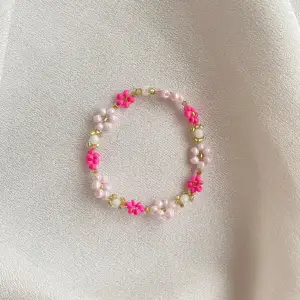 Pärlarmband i rosa färg💗 går att få samma modell som halsband 🌸