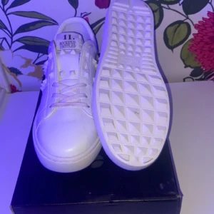 Valentino Skor (Nyskick!) - Säljer ett par valentino skor i storlek 43. Skorna är endast testade då dem är i nyskick! Finns i Motala eller spårbarfrakt:) 