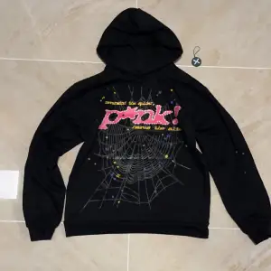 Nästan oanvänd Sp5der hoodie som köptes för inte sà länge sedan men inte riktigt kommit till användning dä den inte riktigt passar mig sa bra. Fortfarande i nyskick vid fragor ar det bara att skriva❤️❤️