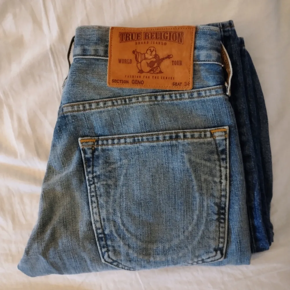 Snygga blåa jeans med hål från True Religion i storlek 28 Midjemått: 38cm Innerbenslängd: 81cm Ytterbenslängd: 106 cm Skriv gärna vid frågor!! . Jeans & Byxor.