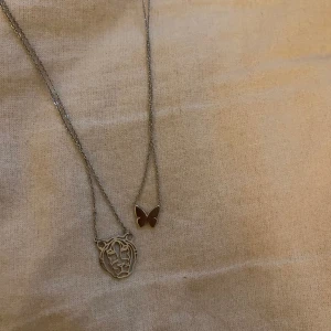 Halsband  - Säljer dessa två halsbanden. 100 kr st men kan sänka priset vid snabb affär! ✨💕