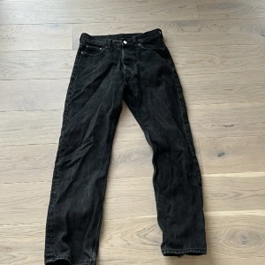 Baggy jeans från weekday strl 27/30 - Väldigt sköna och snygga baggy jeans köpta från weekday. Modellen på weekday är space relaxed straight jeans. Säljer då de inte är min stil. Köpta för 600kr