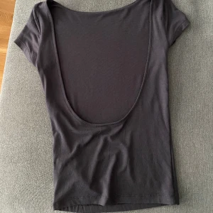Grå topp med öppen rygg - Helt oanvänd från Gina Tricot 🌟
