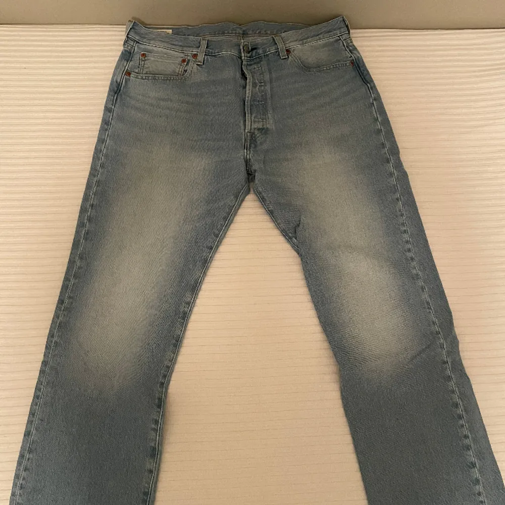 Levi's 501 Jeans Skick: 8,5 Pris: 150 Längd: 30 tum Midja: 36 tum. Jeans & Byxor.