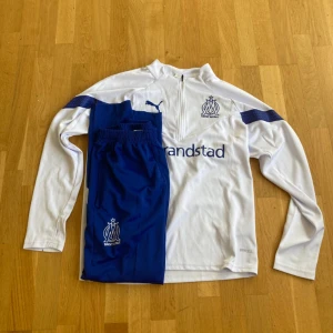 Marseille Tracksuit  - Säljer den eftersom den är alldeles för stor för mig. Använt 2 till 3 gånger max. Kan gå ner i pris vid snabb affär 