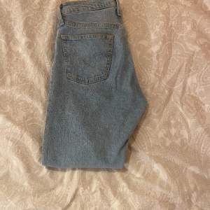 Levi’s jeans strl W27 L28, Passar mig som har normalt strl 36 och är ca 163 cm lång. Använda runt 4 gånger så fint skick❤️