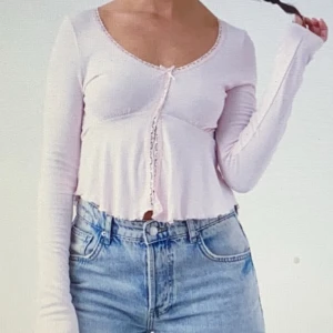 Långärmad topp - Säljer denna trendiga toppen 💕 testade ha på den en gång men pris lappen sitter kvar!💕skriv för mer bilder💕 ja köpte den för 259kr 💕
