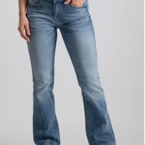 Diesel Jeans strl 10  - Intressekoll på mina favoritjeans från DIESEL, nyskick, bootcut & lågmidjade Strl 10 år, justerbar midja så passar de flesta.  Det är bara att skriva om ni skulle vilja ha någon bild på eller så 💖 Nypris 1399 kr