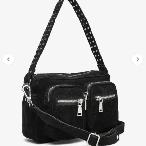 noella axelremsväska i svart - svart axelremsväska i märket noella, använd några få gånger. Fint skick 