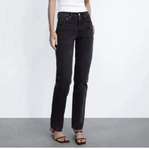 Gråa Zara straight midwaist jeans. Passar mig i längden som är 171cm. Skriv privat för mått elr fler bilder💙 