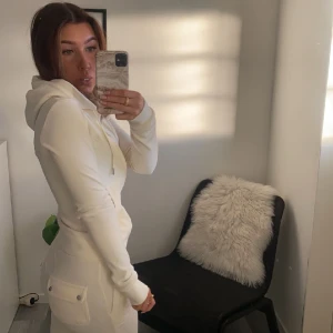 Juicy Couture set  - Juicy Couture set i krämvit färg. 700kr per del eller köp hela setet för 1100kr! Nästan aldrig använd, inga defekter förekommer. Säljer då det aldrig kommer till användning. Tröjan är i XXS och byxan är i XS. 🥰