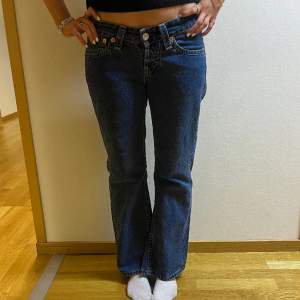 Vintage Levi’s jeans i modell 927 Midja: 37cm Total längd: 95cm Innerbenslängd: 72cm Modellen är 164cm