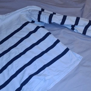 Marinblå tröja - Marinblå tröja storlek 158-164 men skulle säga att den passar många storlekar 