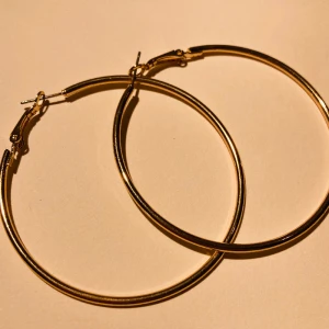 Örhängen - Säljer några hoops örhängen i guld, aldrig andvända eftersom mina hål växte igen.
