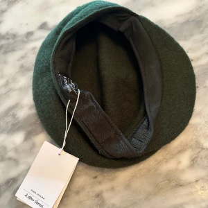 Other Stories, mörk grön basker - Other Stories, mörk grön basker, helt ny! Aldrig använt!  Ull basker  Nypris : 290kr