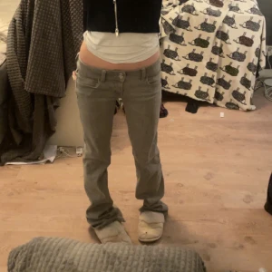 Gina young jeans - Säljer dessa assnygga lågmidjade gina jeansen i storlek 158! Slutsålda överallt och Knappast använda och säljer pga för långa och de är i nytt skick💗Jag är 160cm!