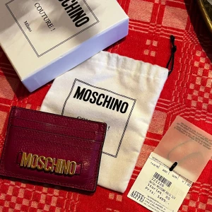 Korthållare  - Moschino  Korthållare  Köpt på raglady på Kungsmässan Kvitto finns, dustbag och kartong 