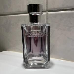 Sparsamt använd parfym från Prada, 50 ml. 