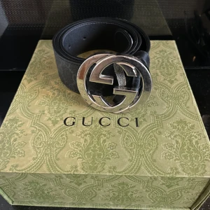 Gucci bälte  - Gucci bälte svart, skick 8/10 lite repig g-buckle och lite böjt. Annars bra skick.  Skriv gärna vid frågor eller funderingar  Mvh Lukas.