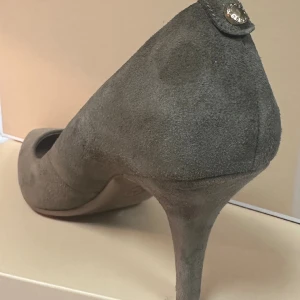 Klackskor Michael Kors - Klackskor, mossgröna, från Michael Kors, endast använda 2 gånger. 