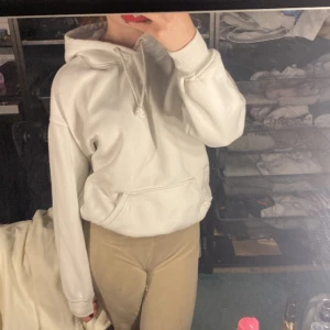 Hoodie  - Säljer en Hoodie från Bik Bok som jag knappt har använt💝