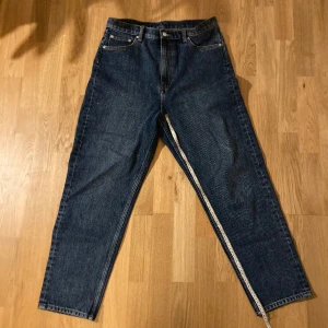 Arket Jeans - Storlek 29, Längd ~68cm Bredd ~40cm (Mätt som på bilden)
