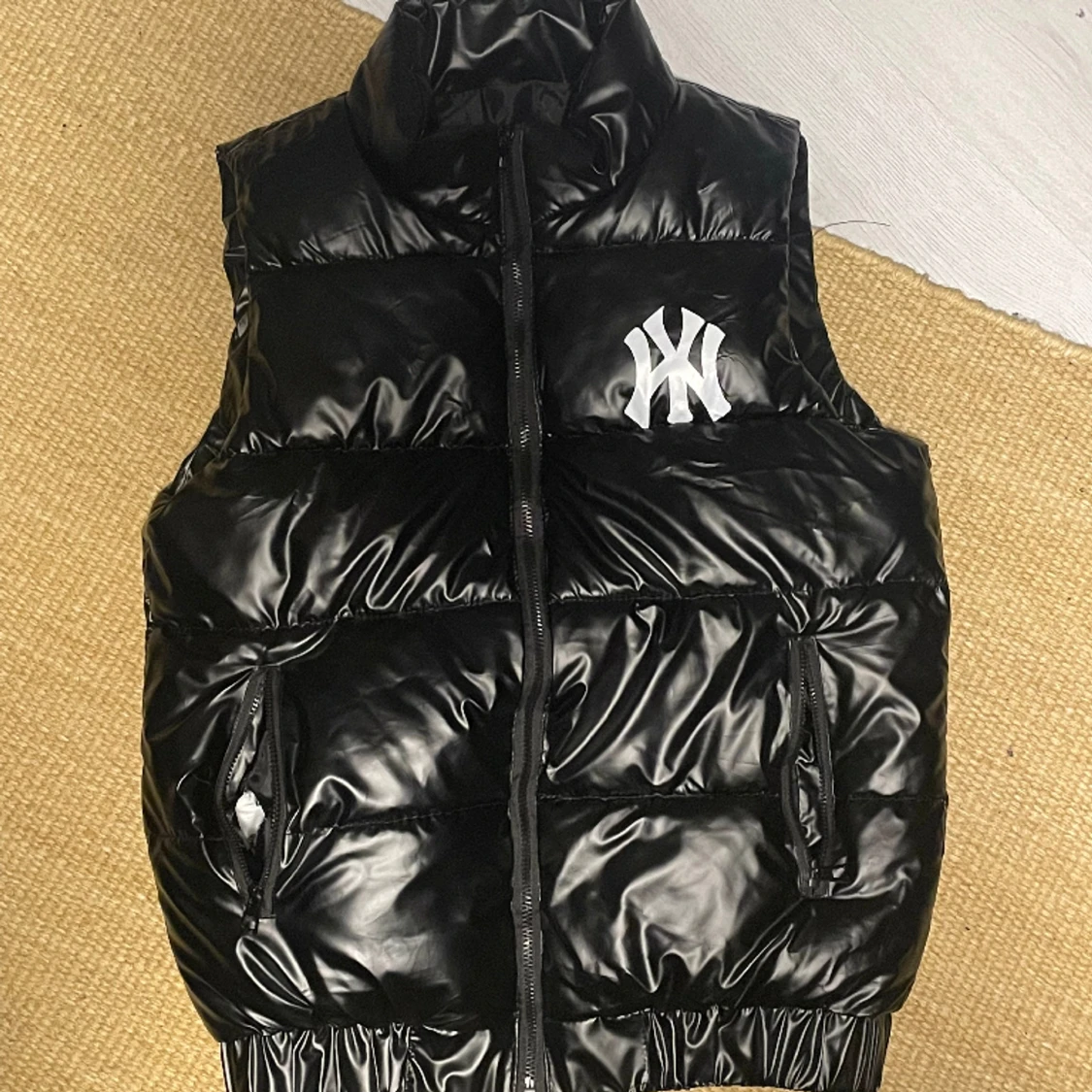 svart shiny puffer väst