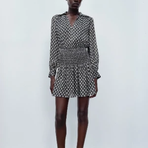 Zara klänning - Superfin klänning från zara. Har använt den ett fåtal gånger så den är nästan som ny