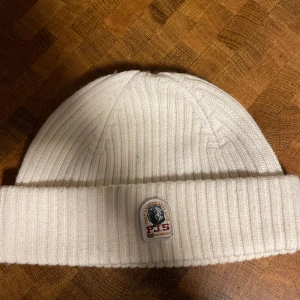 Parajumper mössa - Hej,säljer min parajumper mössa som jag har använt 2 gånger. Köpt på kidsbrandstore.