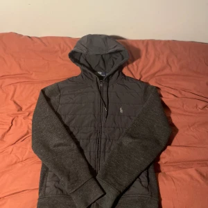 Ralph Lauren Hybrid - Hej! Säljer denna mycket fina hybrid från Ralph Lauren. Den är limiterad och säljs knappt idag. Kvitto finns. Hör av er vid frågor. Pris kan diskuteras.