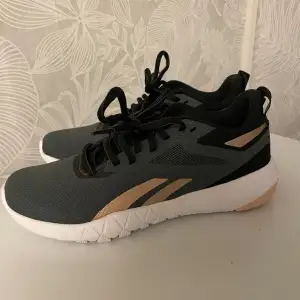 Ny , endast provad inomhus sko . Stl 36  Märke: Reebok 