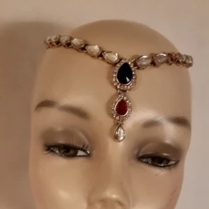 Indiskt halsband/Pannsmycke - Kan användas som man vill. Jag s.åg att en sten lossnat, sänker priset naturligtvis!