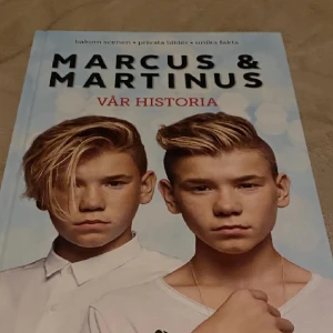 Marcus & Martinus Vår historia  - Lägger ut denna annons igen, då jag inte varit inne på ett tag! Helt ny bok som aldrig blivit använd, Av Marcus och
Martinus. Säljer då jag har dubbletter av den här
 boken.
 köparen står för frakten!🤍
 