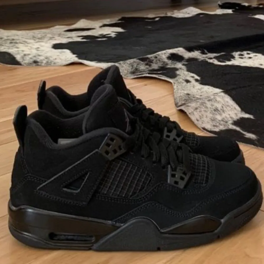 Super snygga helt matt svarta Jordan 4's, köpta i usa för 2000kr. Stl 37,5. Pris går att diskutera vid snabb affär.. Skor.