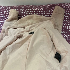 Baby rosa kappa  - Baby rosa kappa inte använd i bra sikt. 