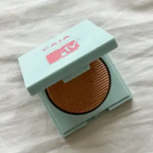 Show me skin är en body-highlighter med doft från Caia X MTV. Endast testad! 