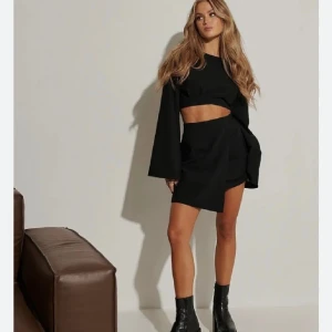 NA-KD TOPP - Säljer denna riktigt fina topp från Hanna Schönbergs x NA-KD kollektion. Använd en gång💞
