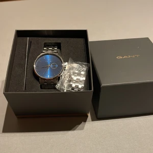 Gant klocka - Säljer nu min gant klocka som är använd fåtal gånger. Skick 9,5/10. Nytt batteri och justerbar länk.  Nypris ca 2099kr