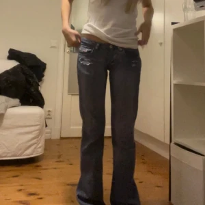 Disel jeans  -  Säljer dom här jätte fina Disel jeansen köpte dom för 1199 kr och säljer för 400 kr. Dom är 75cm runt midjan och 85cm i innerbenslängden.
