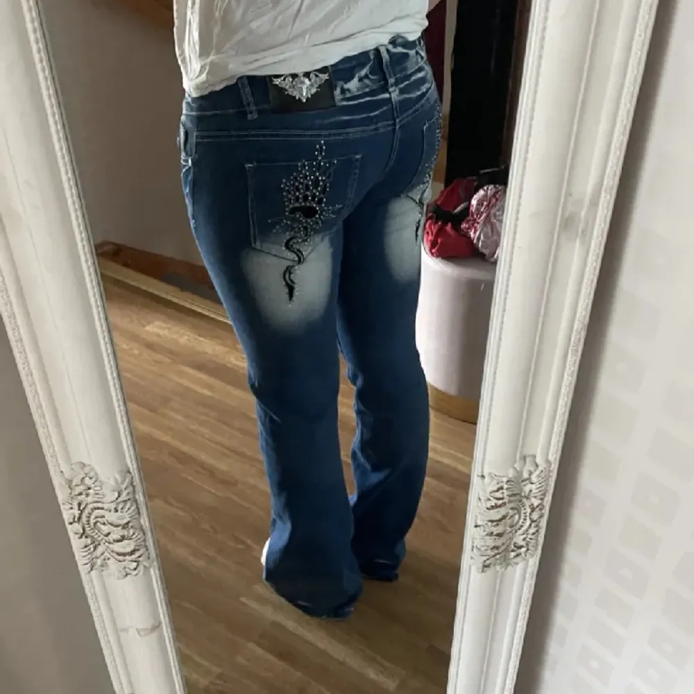 Världens snyggaste äkta Crazy ages jeans, köpta här på pluck och sitter som en drömm. Sitter jätte fint speciellt övet låren och rumpan Midjemått rakt över: 44 cm, Saknar knappt nåra stenar och är lagom långa. Pruta gärna!! Läs bion🥰🥰. Jeans & Byxor.