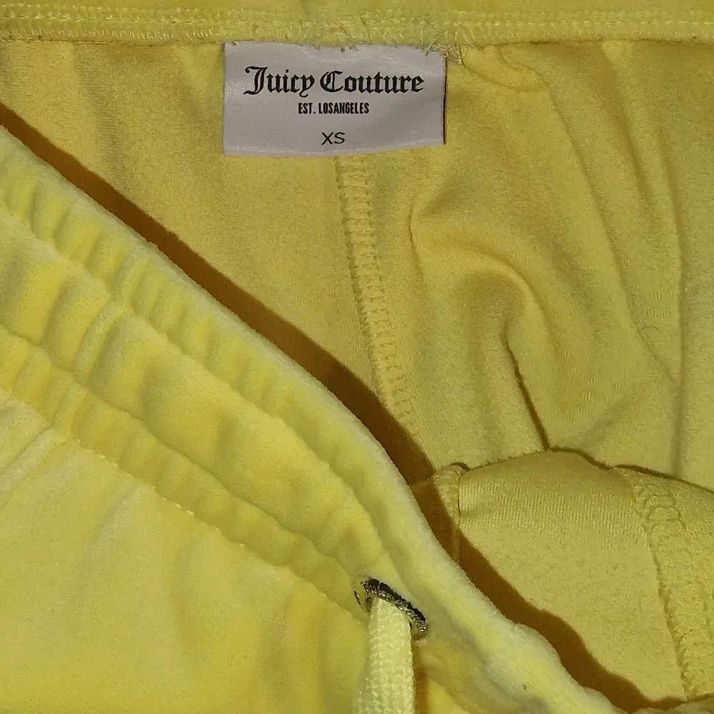 Endast testade Juicy byxor i en härlig gul färg. . Jeans & Byxor.